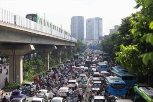 Đường Nguyễn Trải có mật độ giao thông cao vào giờ cao điểm